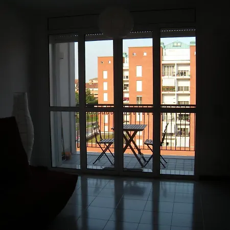 Spacious And Bright Studio With 2 Mm2 Stops * 维默德隆尼